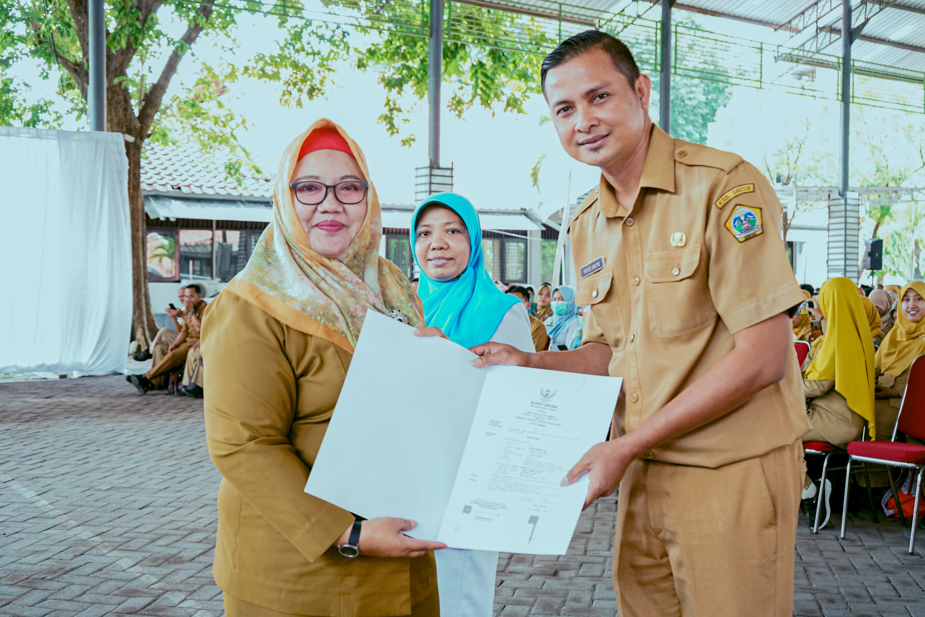 Serahkan SK Kenaikan Pangkat PNS, Wabup Gresik Pesan PNS Untuk Terus Mengembangkan Diri